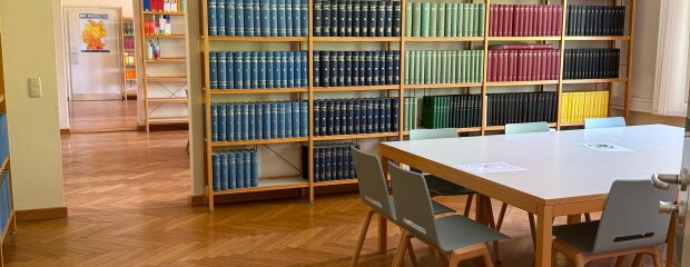 Einblicke in die Bibliothekt des Campus Herrsching. 